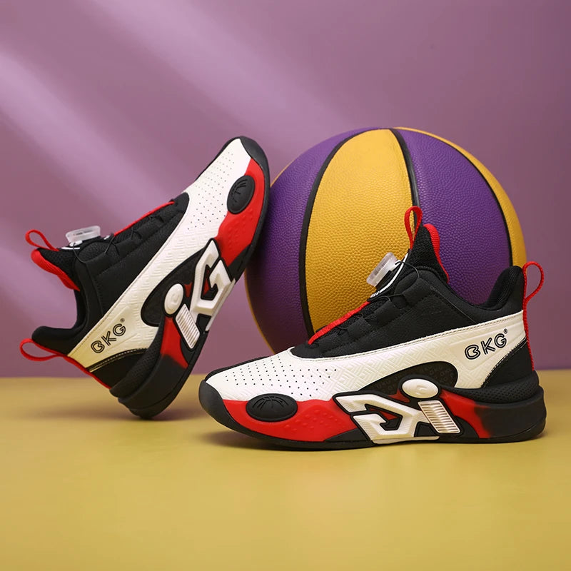 Paire de chaussures de basket enfant noire, blanche et rouge, lacets et sangle