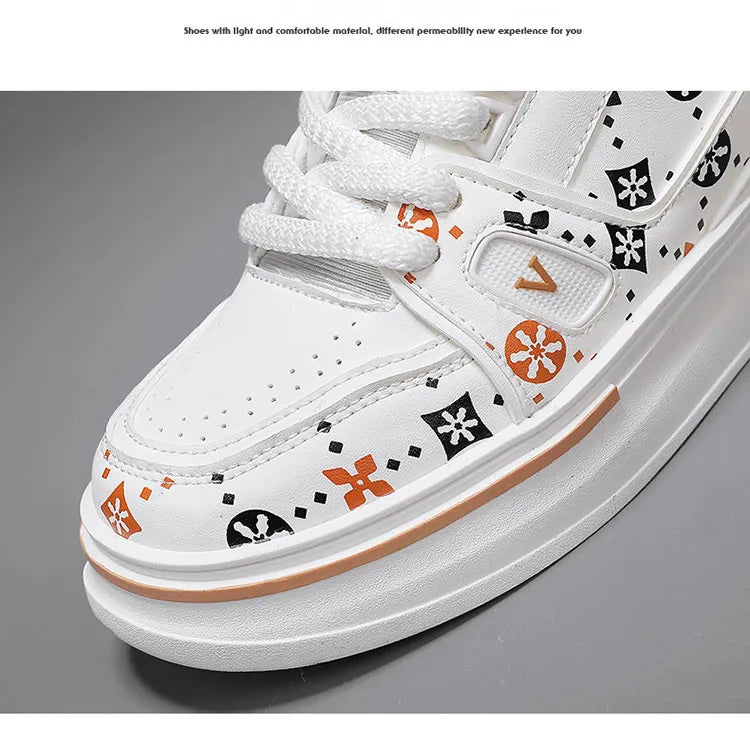 Sneakers blanches à lacets, empiècements et semelle claire, motifs décoratifs