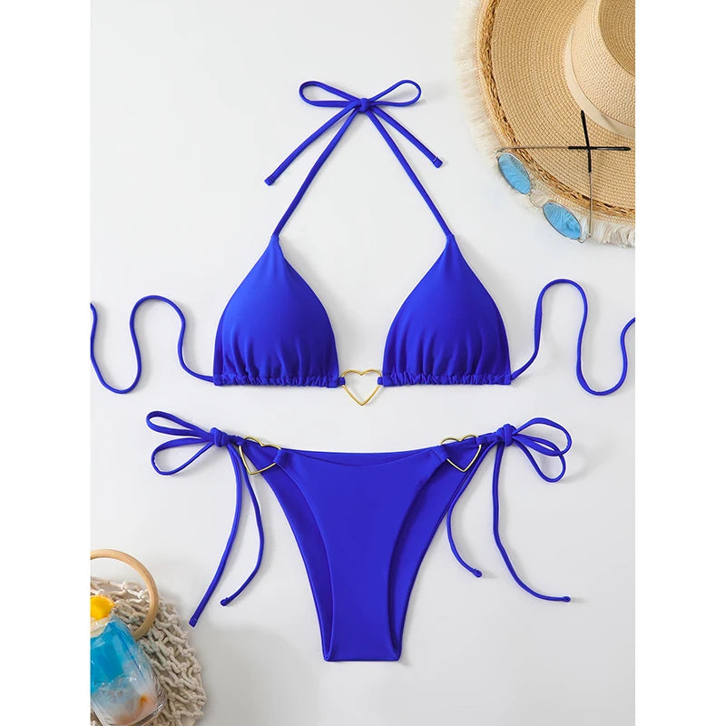 Ensemble maillot de bain bleu, haut triangle à nœuds et micro-slip taille haute à liens