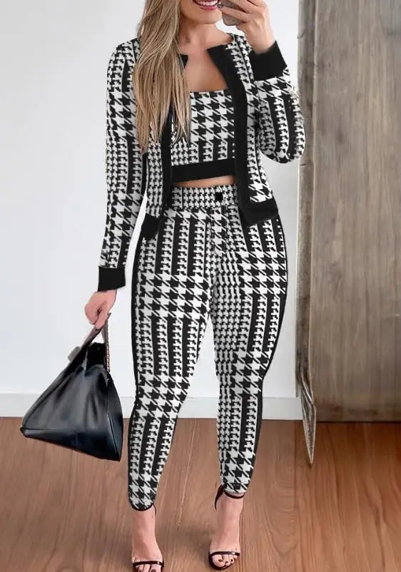 Ensemble 3 pièces pied-de-poule noir et blanc : veste, pantalon slim et top noir.