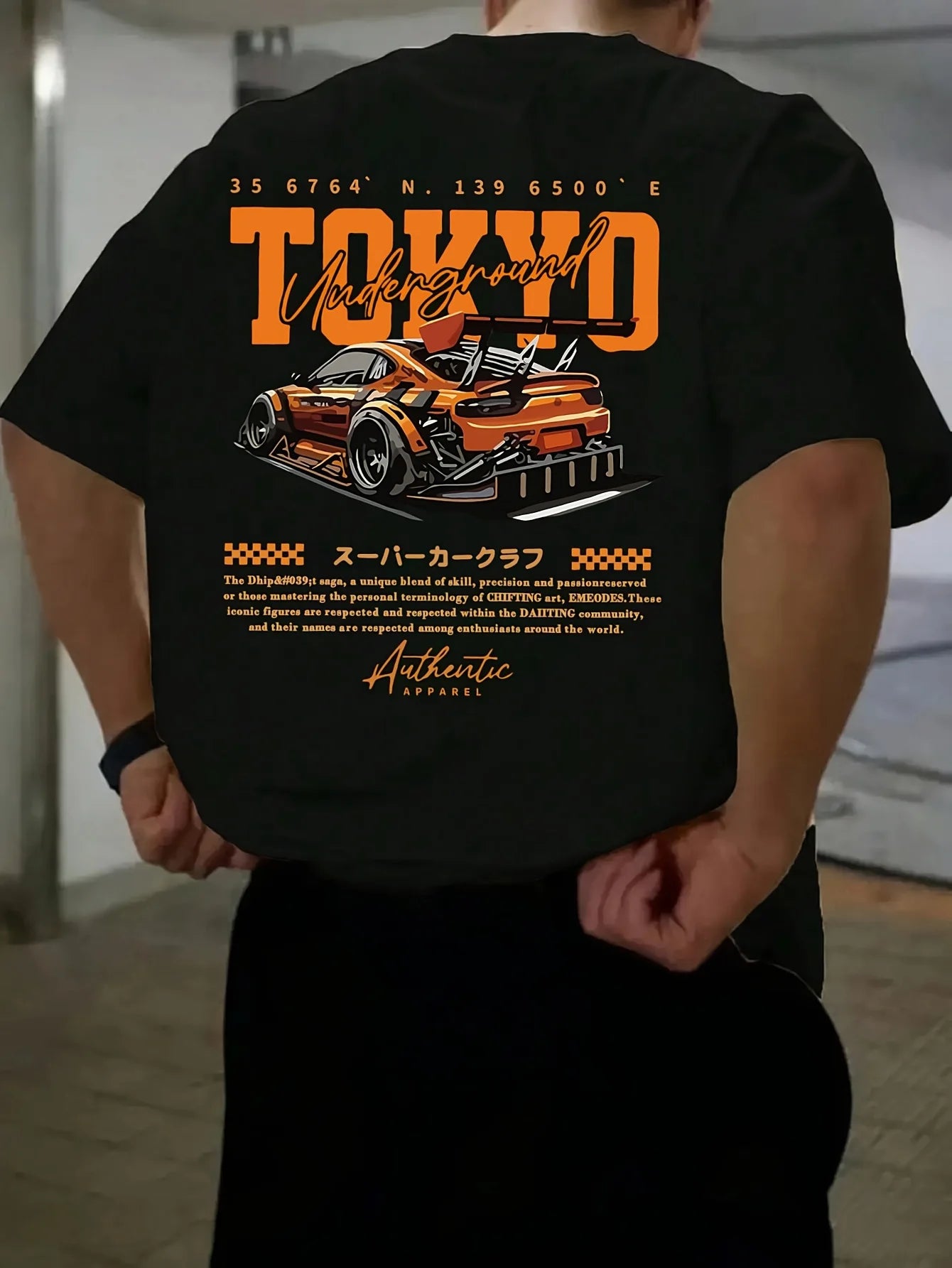 T-shirt homme noir, imprimé voiture orange au dos, manches courtes col rond.
