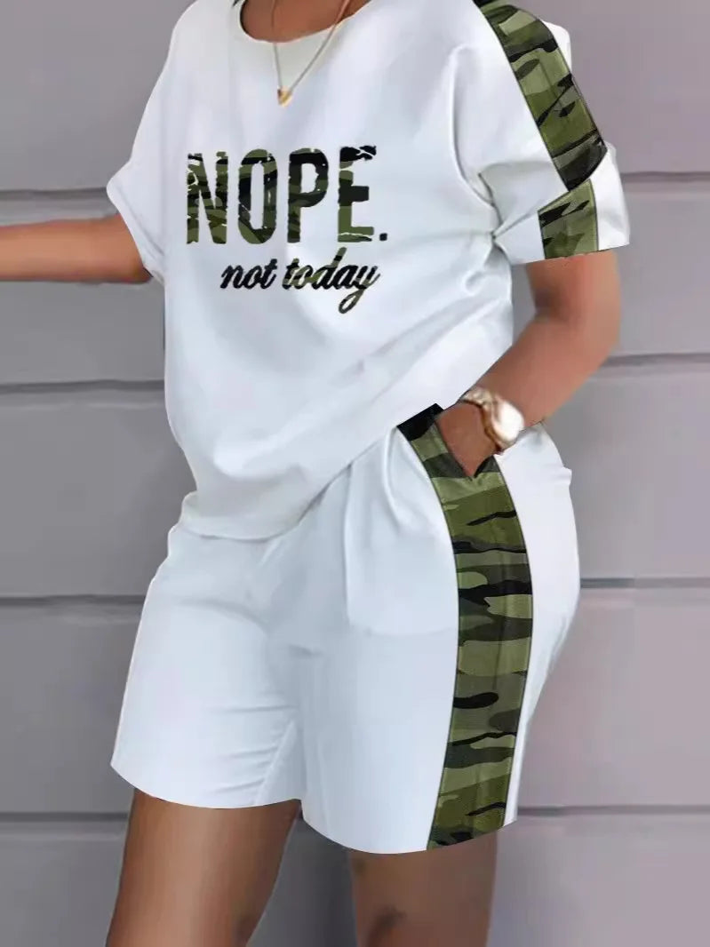 Ensemble deux pièces : t-shirt blanc à inscription verte et short blanc avec ceinture camouflage