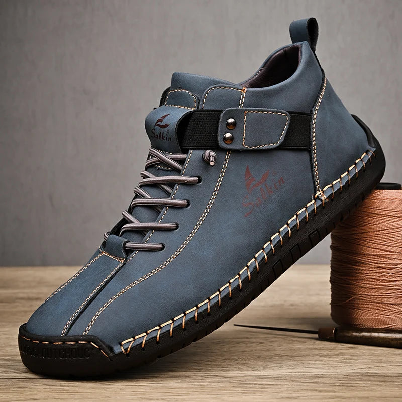Chaussure décontractée en cuir bleu à lacets, bride à boutons, semelle noire.