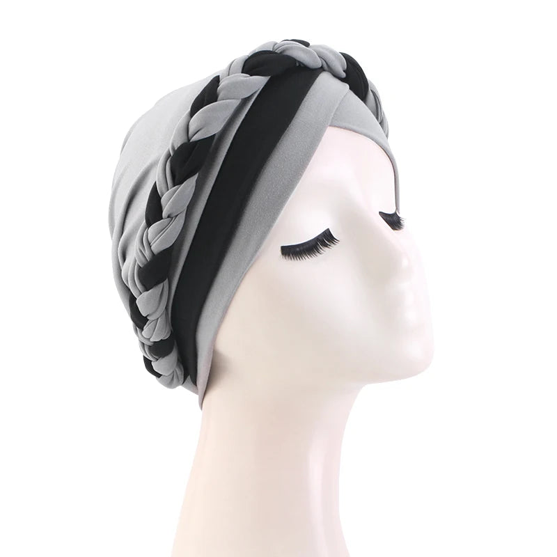 Turban tressé gris et noir, rayures contrastées et tresse torsadée sur le dessus