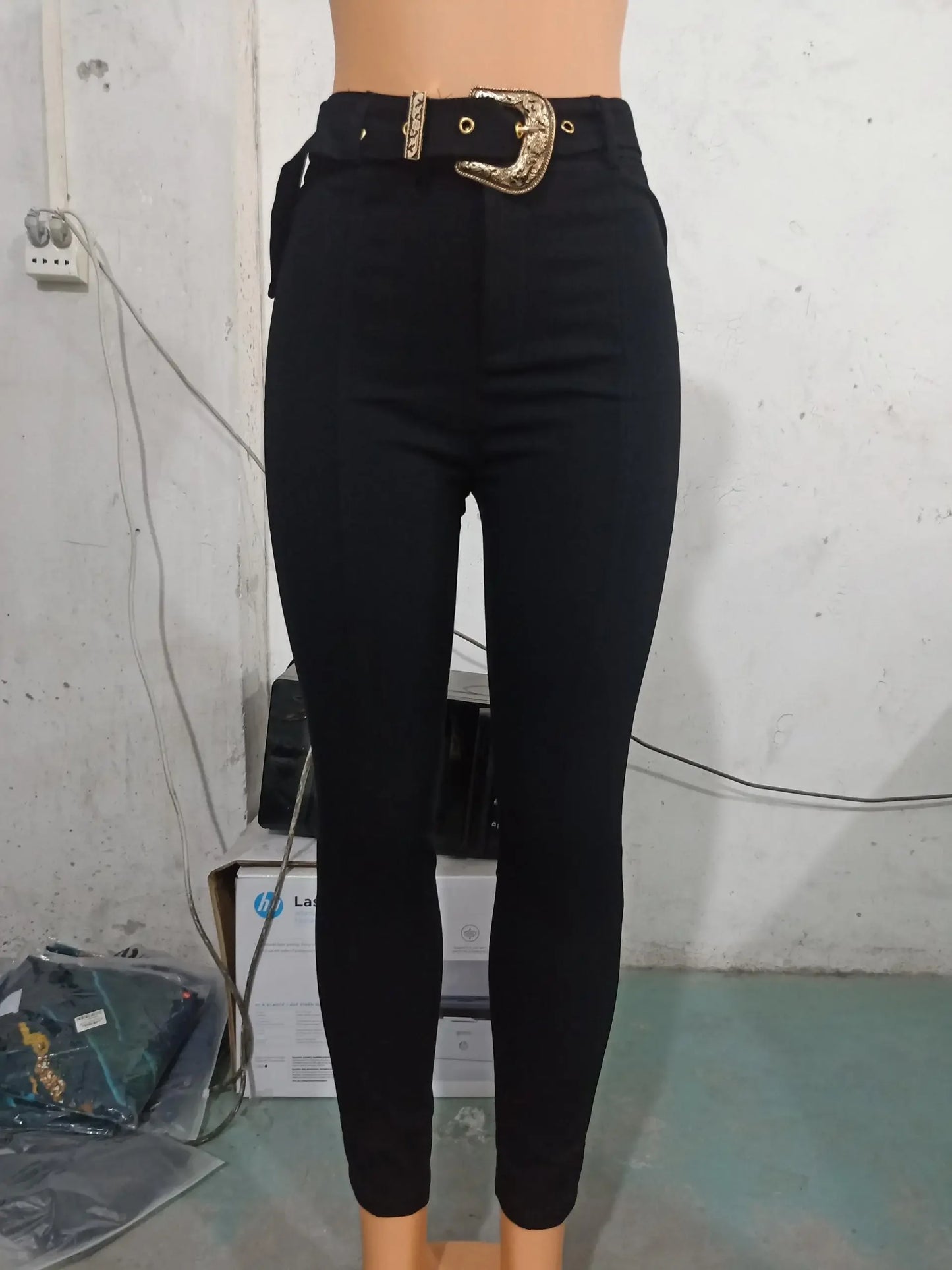 Pantalon noir taille haute crayon, ceinture noire à grande boucle dorée