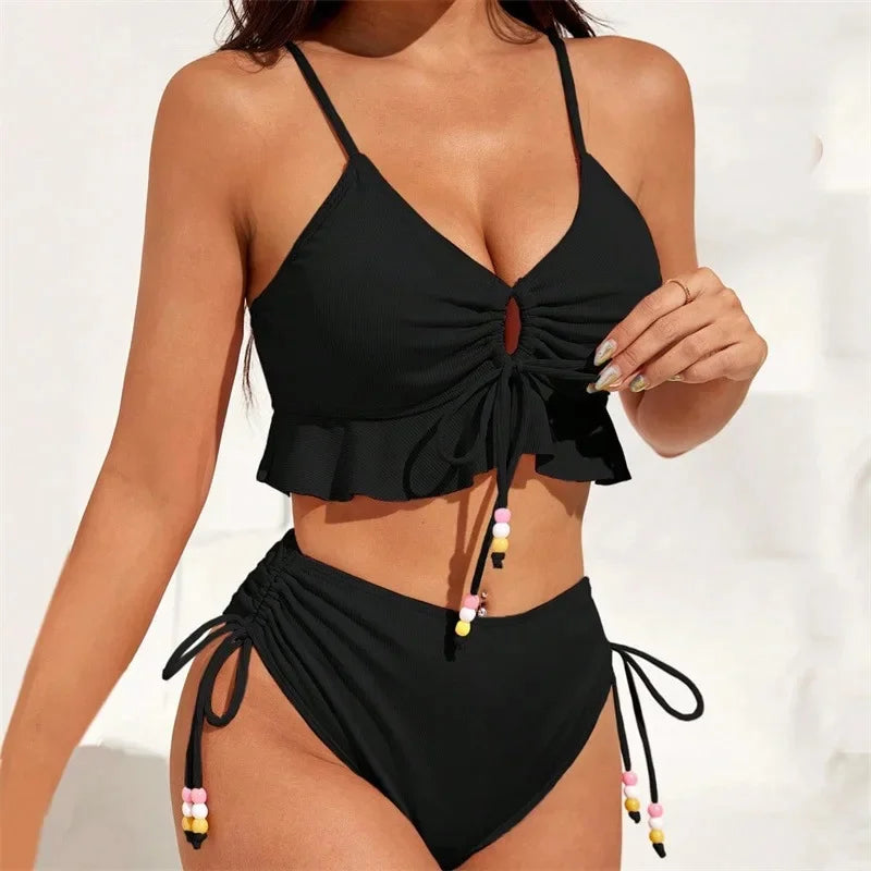Ensemble bikini noir à volants, top triangle froncé et bas taille haute à cordons