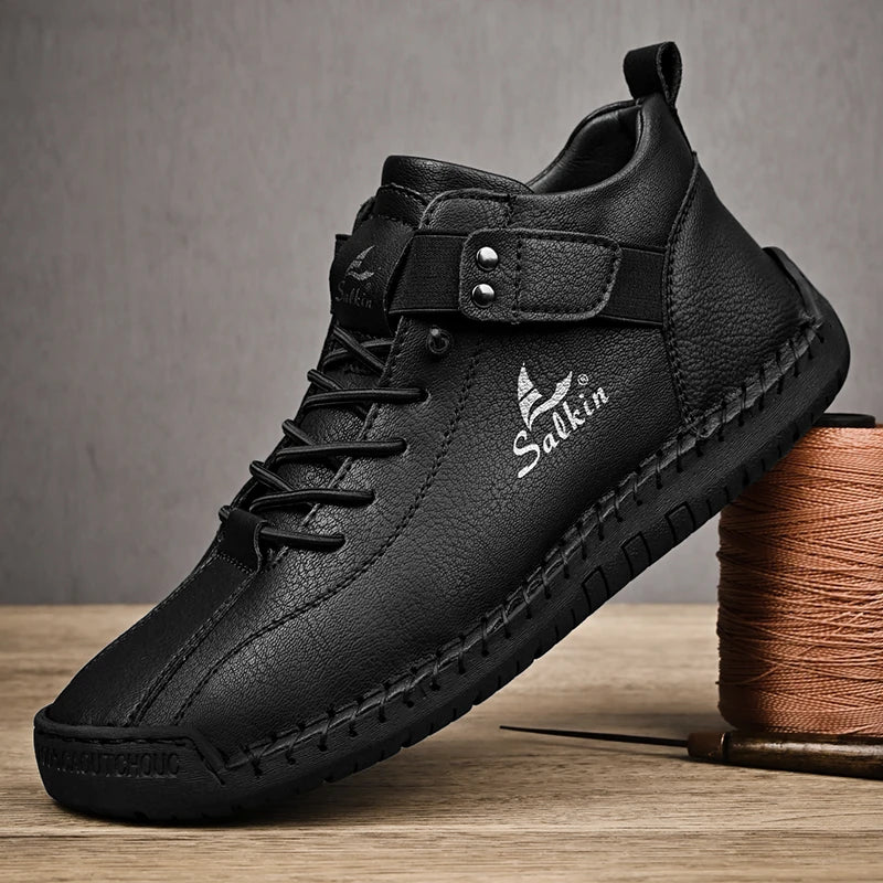 Chaussure décontractée en cuir noir à lacets, bride à boutons, semelle noire crantée.