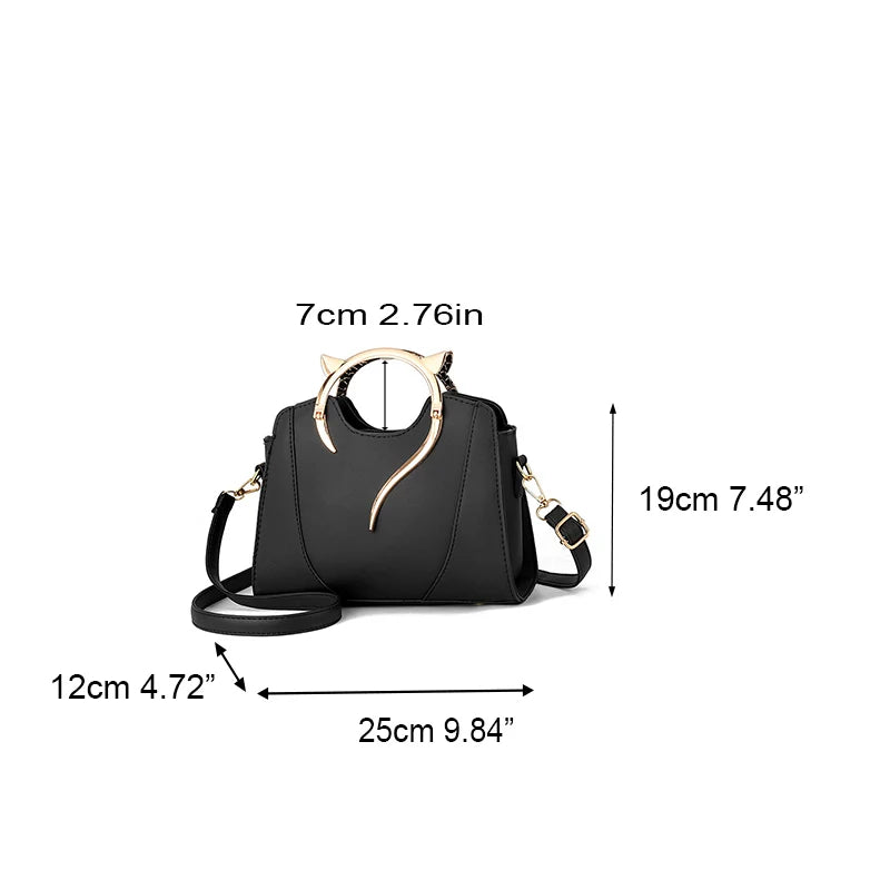 Mini sac à main noir avec poignée chat dorée et bandoulière, vue de face