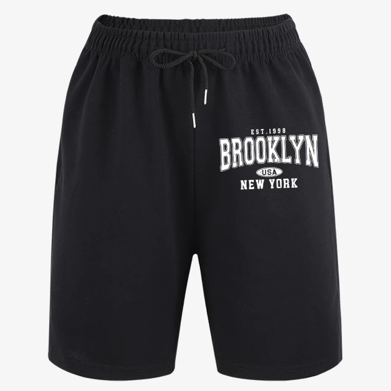 Short sport noir ample, taille élastique et cordon; motif Brooklyn USA New York