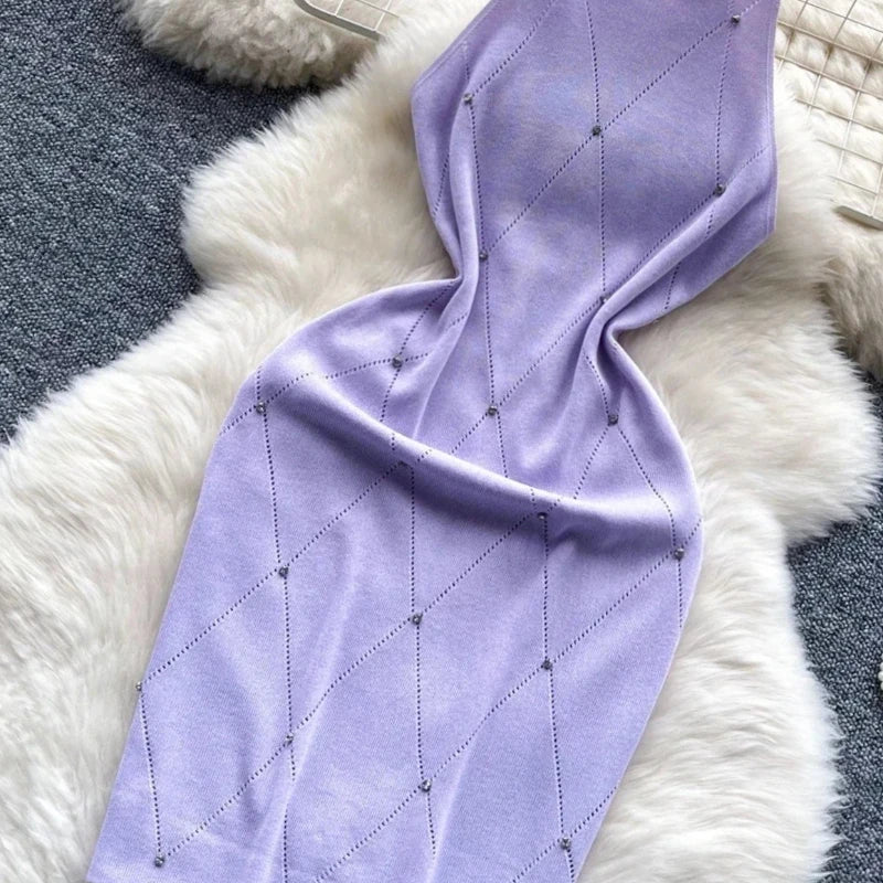 Robe tricotée lilas sans manches, motif losanges à perles, coupe courte.