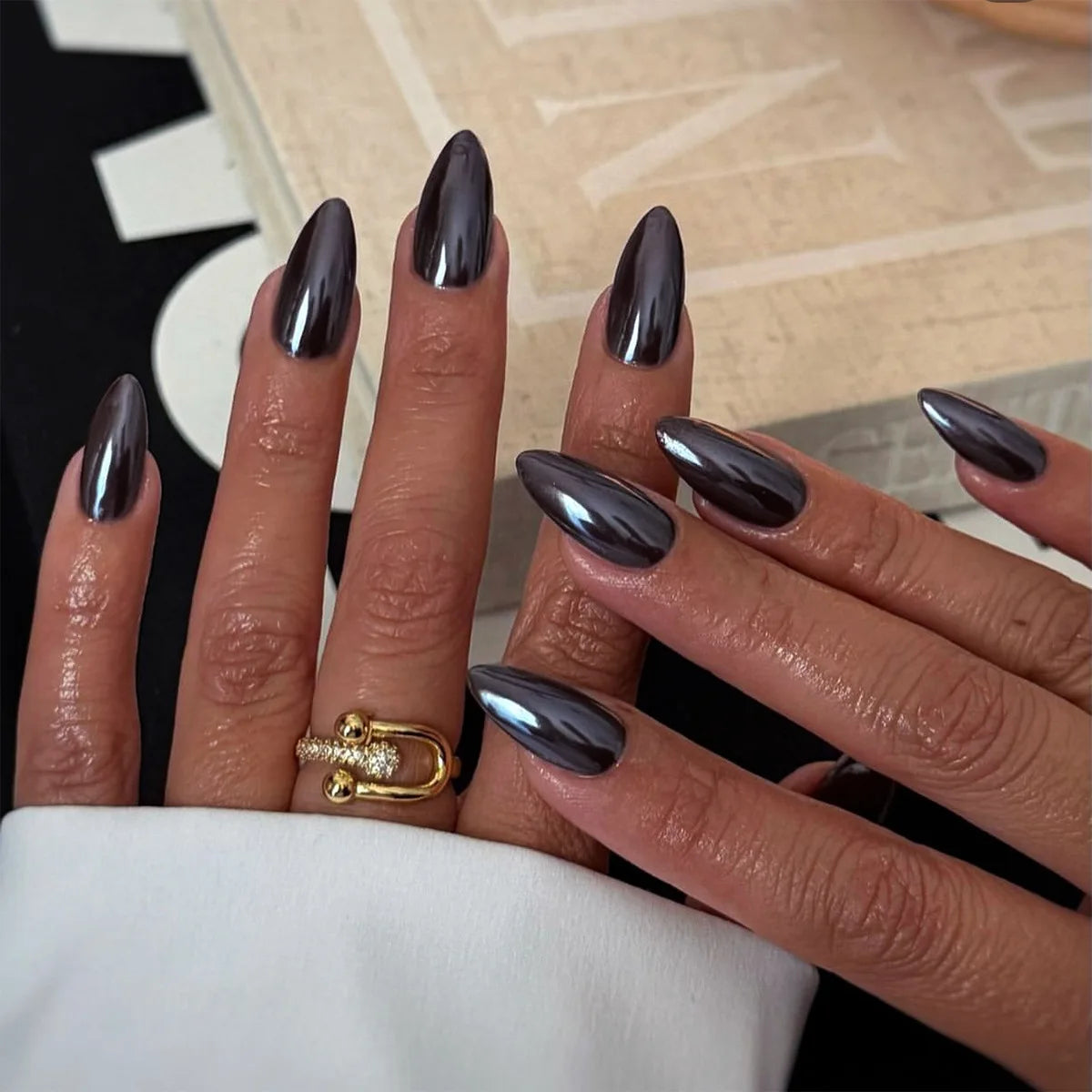 Faux ongles pointus , Aurora noir, blanc, nacré, brillant