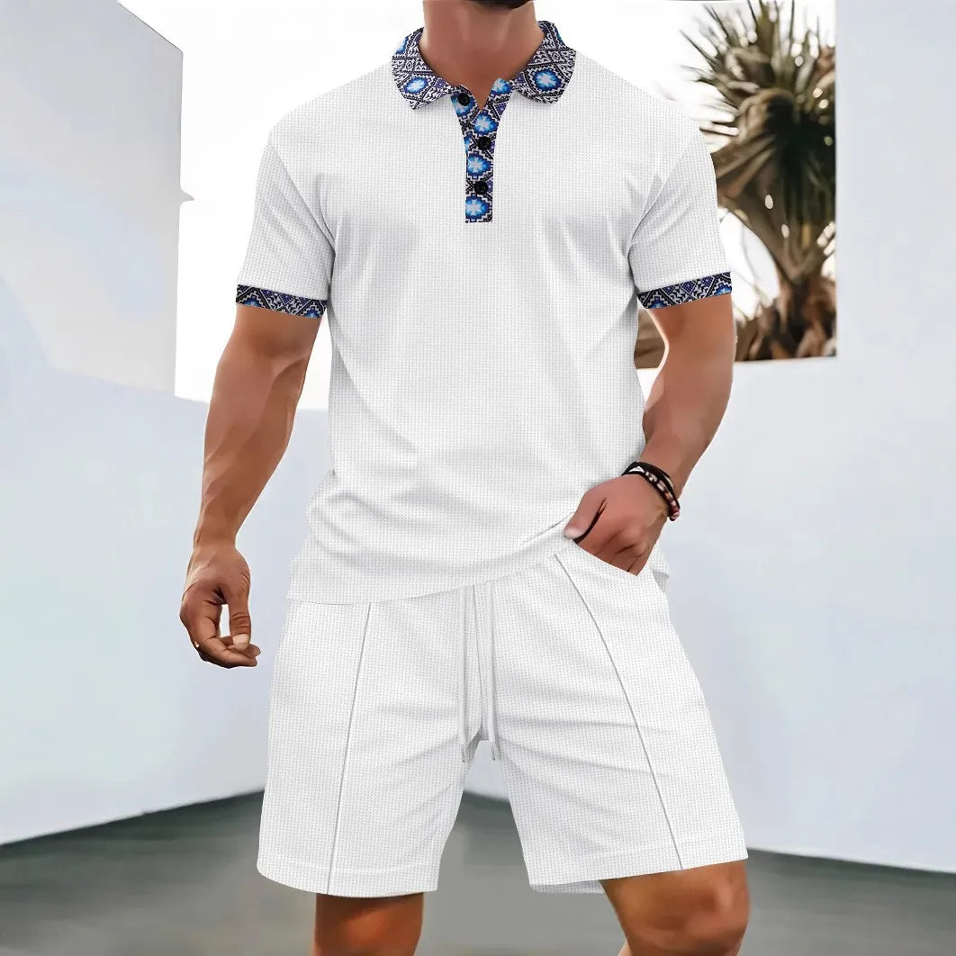Ensemble polo homme gaufré blanc : col bleu à motif, polo zippé et short assorti.