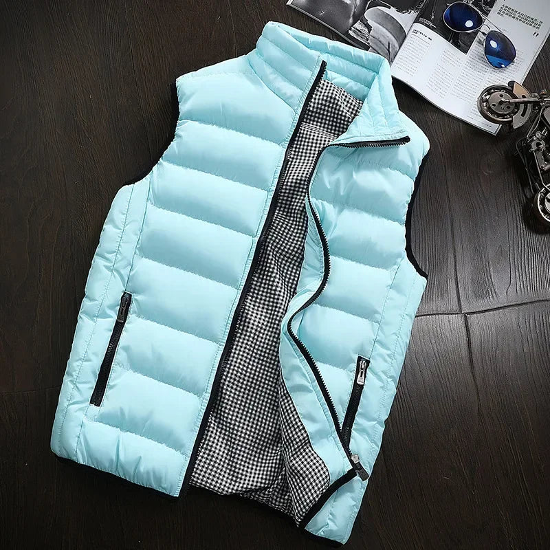 Gilet coupe-vent matelassé sans manches bleu clair, fermeture zippée frontale.