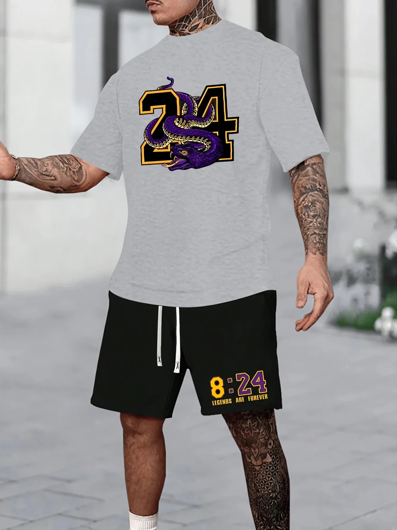 Ensemble t-shirt imprimé et short homme gris/noir : 34 serpent au dos et 8:24 sur le short