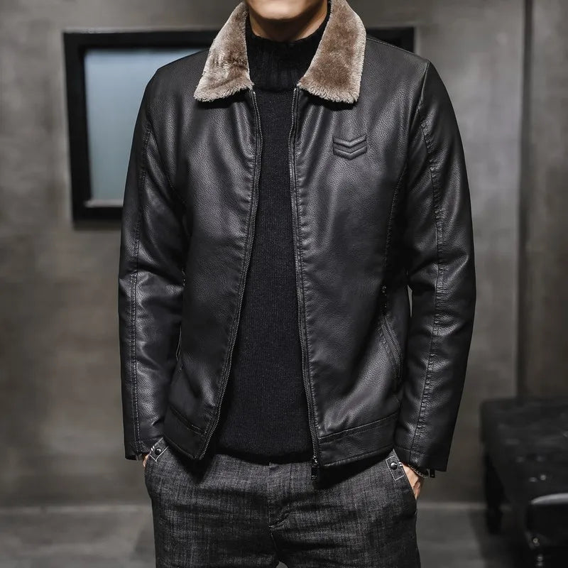 Veste cuir noire doublée polaire, col en fausse fourrure, fermeture zippée centrale.
