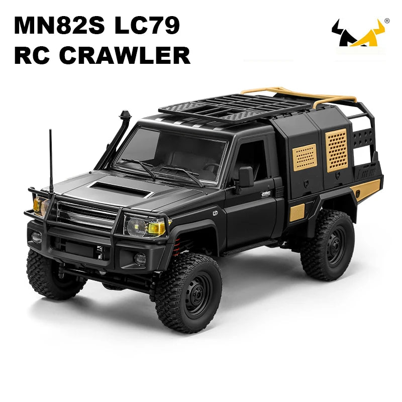 Camionnette RC crawler 1/12 4x4 noire, gril avant, phares jaunes et pneus tout-terrain.