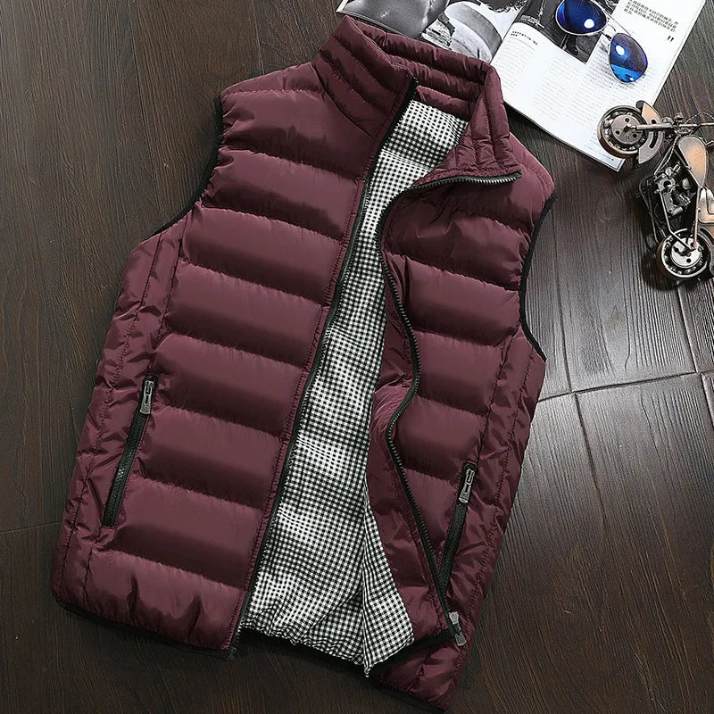 Gilet matelassé sans manches bordeaux, zip noir et doublure intérieure à carreaux