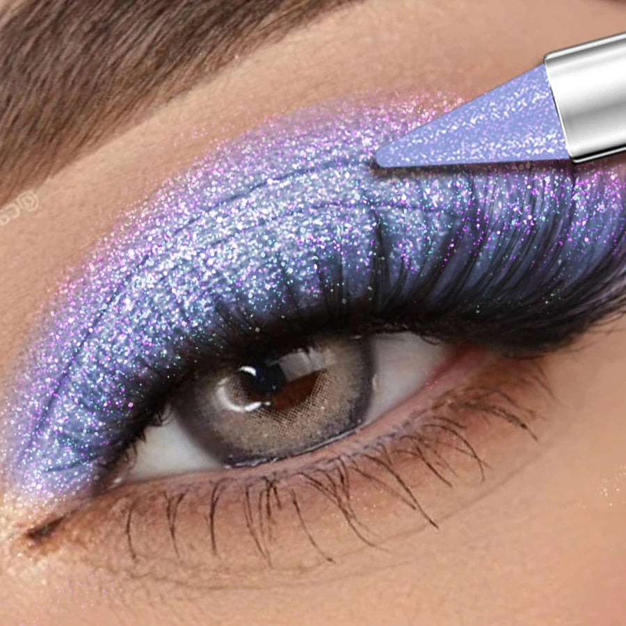 Crayon fard à paupières pailleté métallique, application violet scintillant sur la paupière
