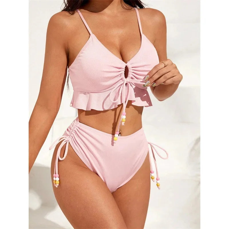 Ensemble bikini rose pâle à volants, top triangle froncé et bas taille haute à cordons