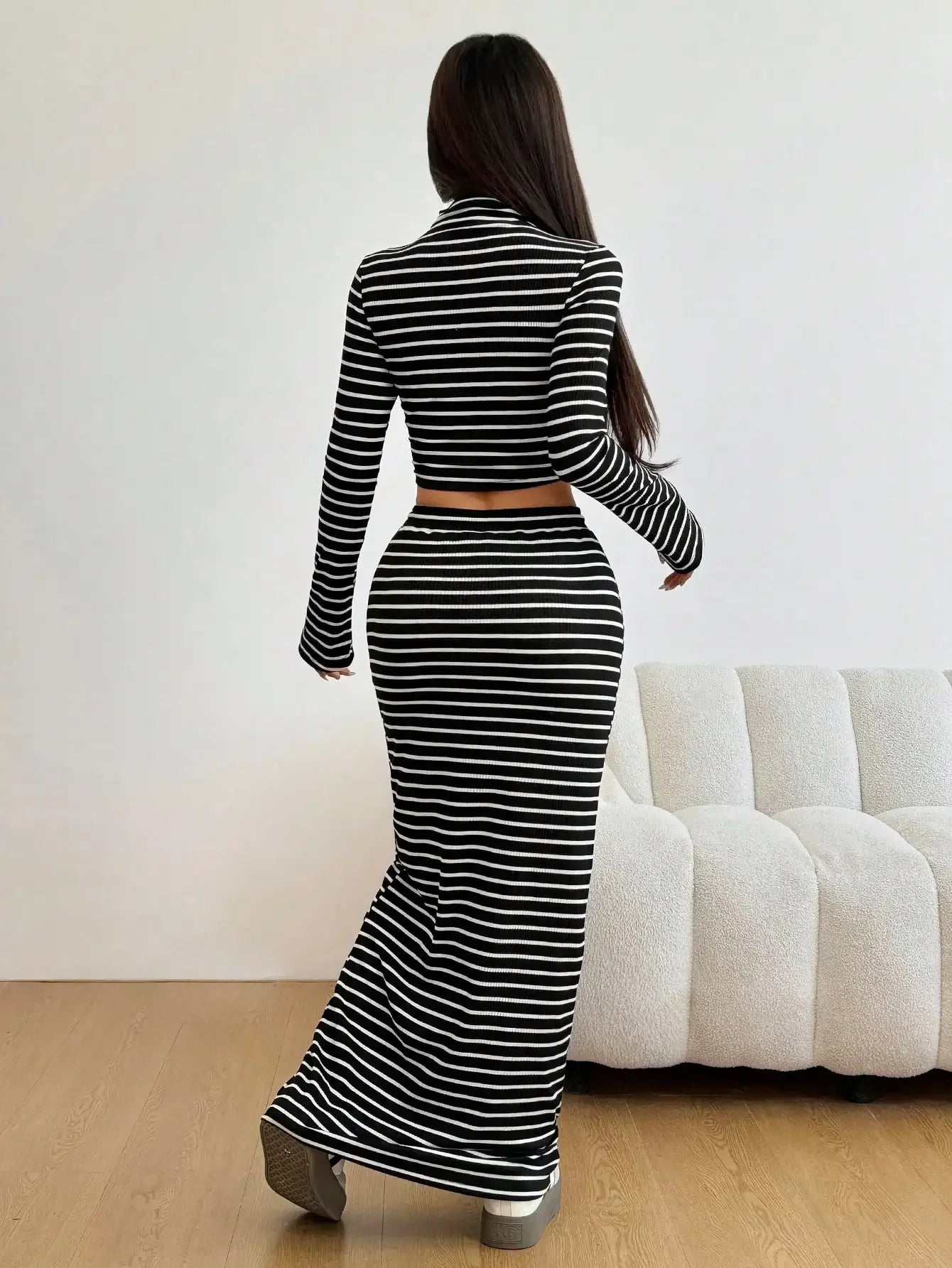 Ensemble femme rayé noir et blanc: haut court col roulé, jupe longue évasée