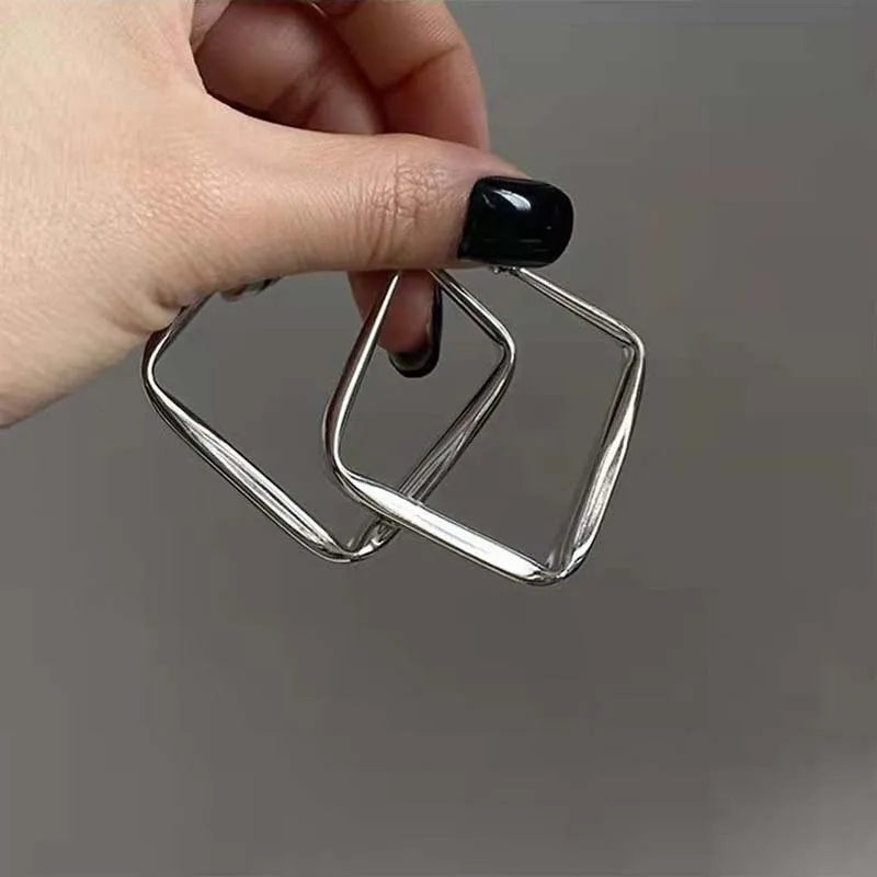 Boucles d’oreilles carrées en métal argenté, forme évidée et fermoir