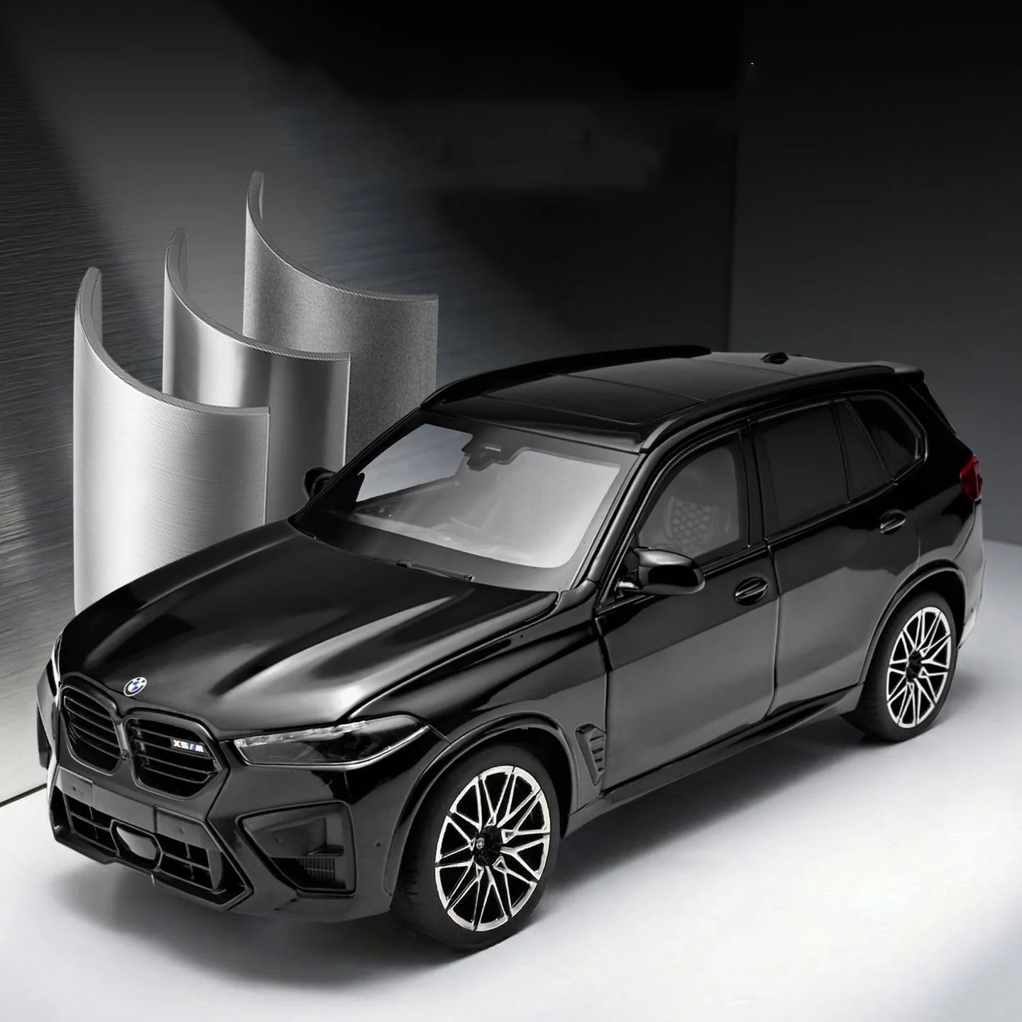 Voiture miniature BMW X5M noire avec grand aileron arrière, jantes sport