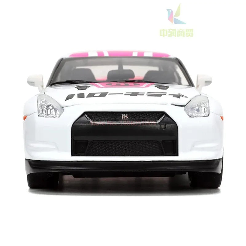 coffret collector Hello Kitty figurine nissan GTR R34 custom couleur rose / blanc