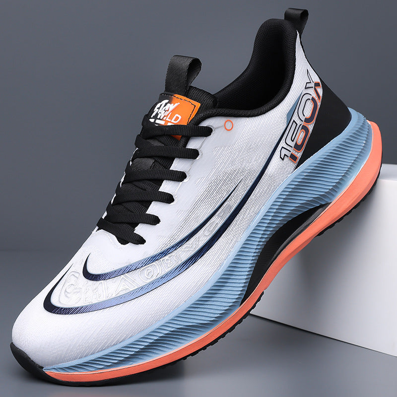 Chaussures de sport blanches à lacets noires, semelle bleu clair et bord orange