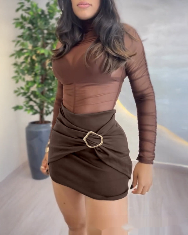 Jupe-short femme brune à ceinture froncée et boucle ovale, longueur courte