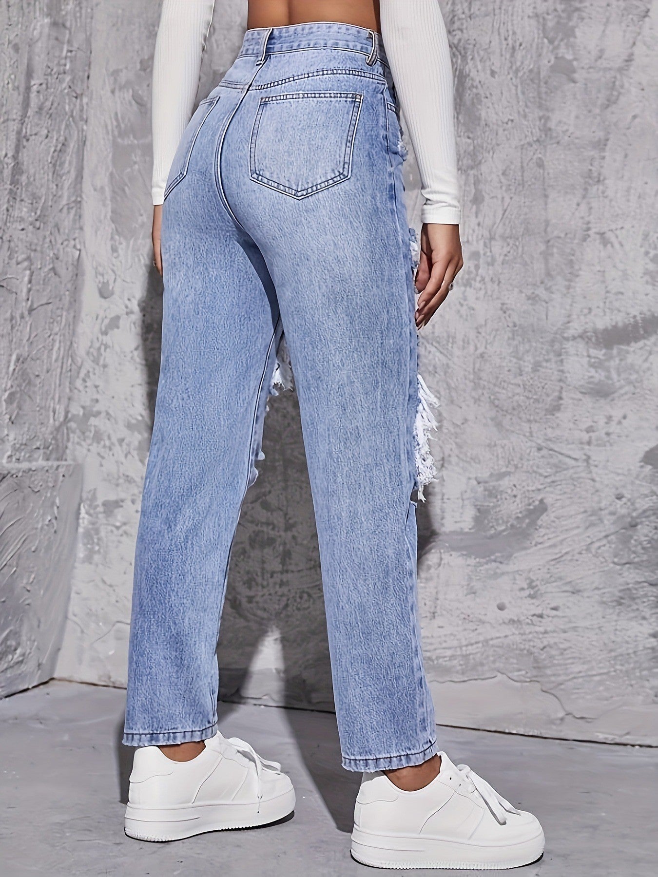 Jean taille haute délavé bleu clair, coupe droite, déchirures sur les jambes