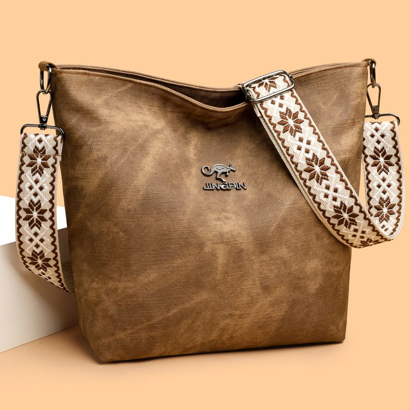Sac à main souple marron grand format, bandoulière à motifs et logo, zip en haut