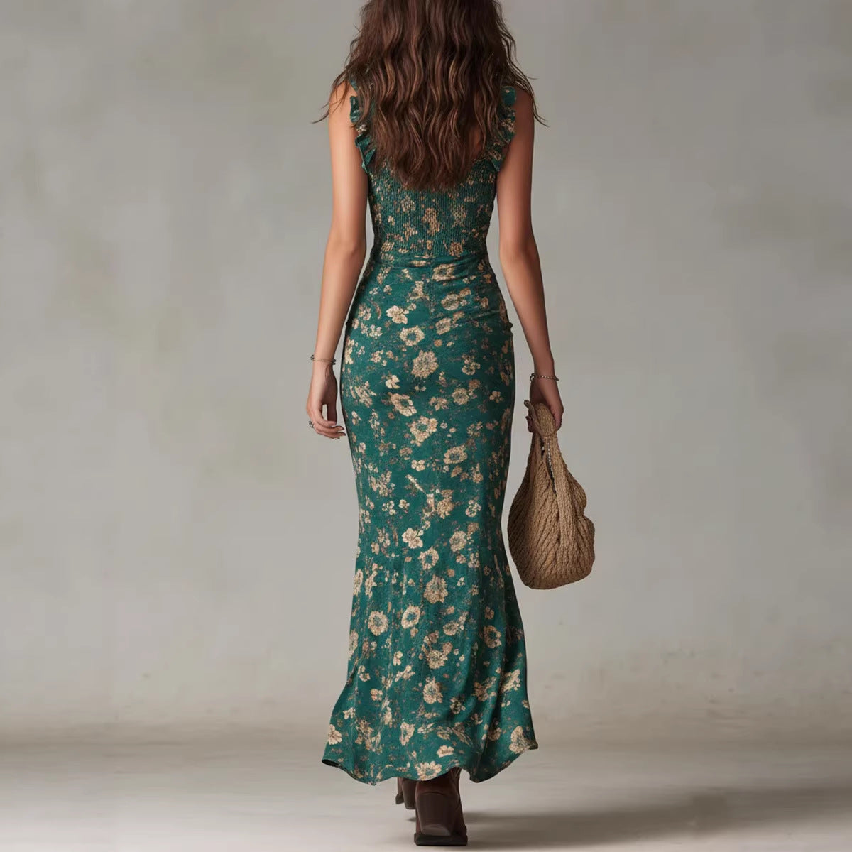 Robe longue vert émeraude à volants, vue de dos, fente latérale