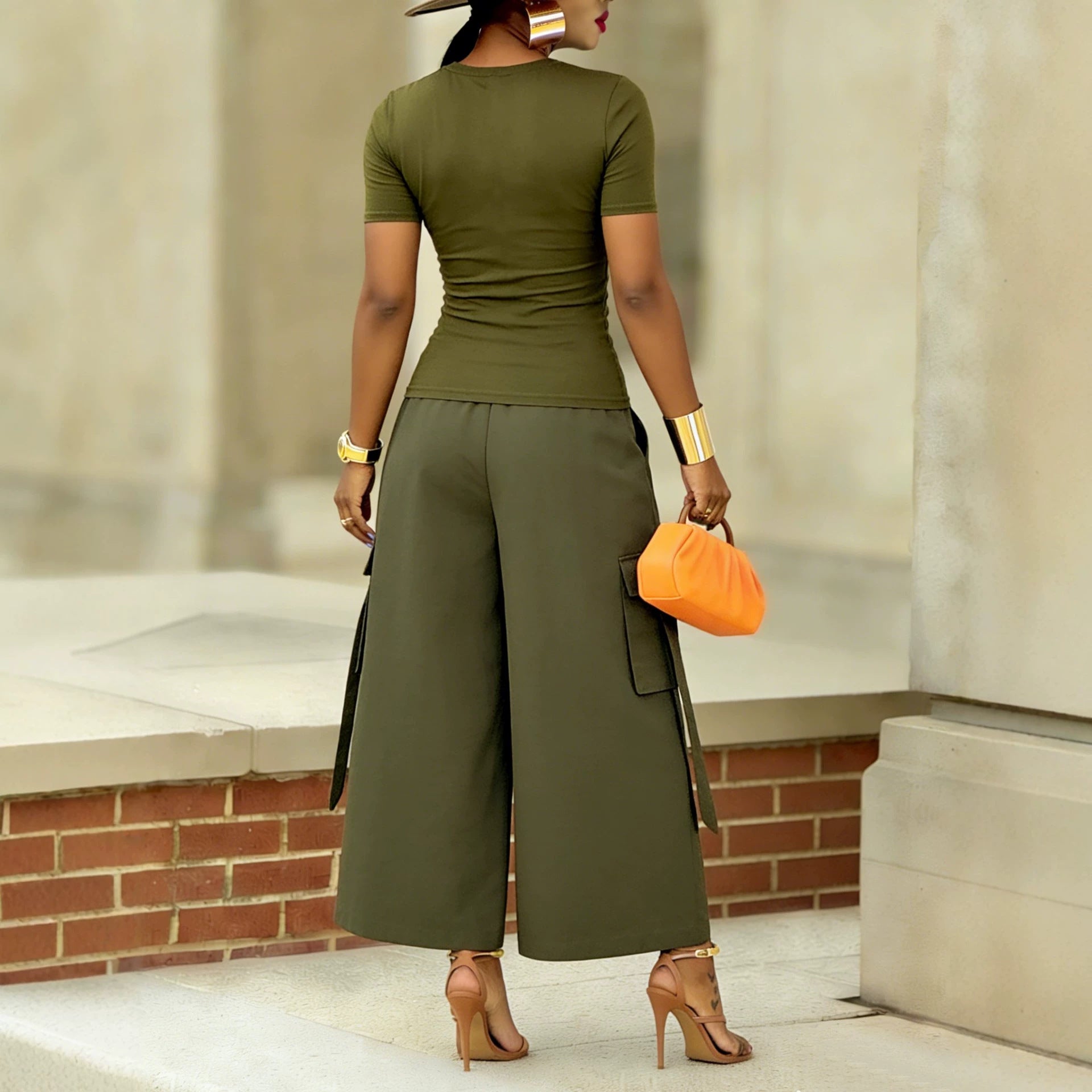 Pantalon cropped utility femme kaki, vue arrière, poches latérales plaquées et ruban