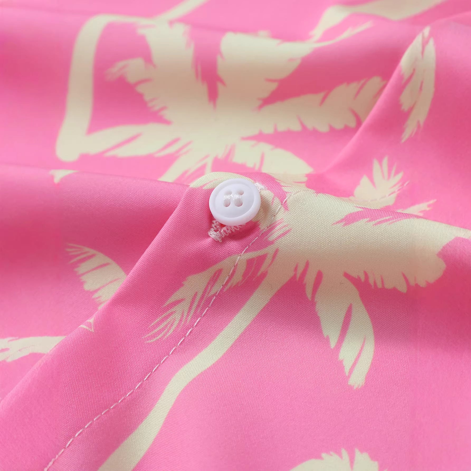 Tissu rose à imprimé de palmiers beiges