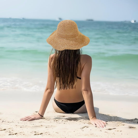 Chapeau de plage femme tressé beige à large bord, style capeline