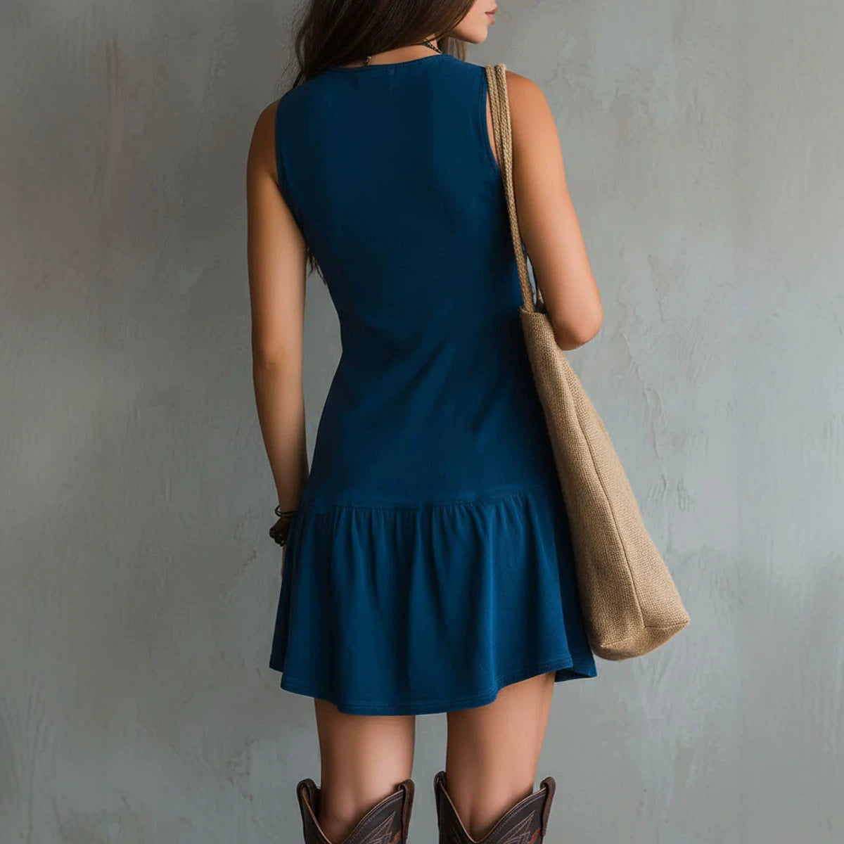 Robe courte sans manches bleue vue de dos, jupe évasée à volants.