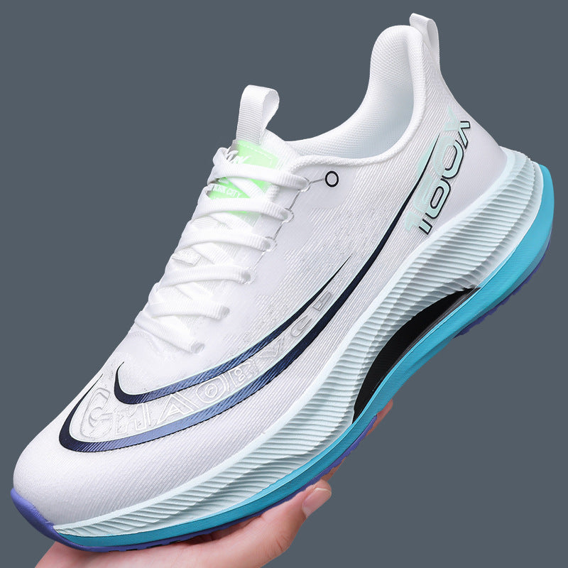 Chaussures de sport blanches à lacets, semelle bleu clair texturée, touches vert néon