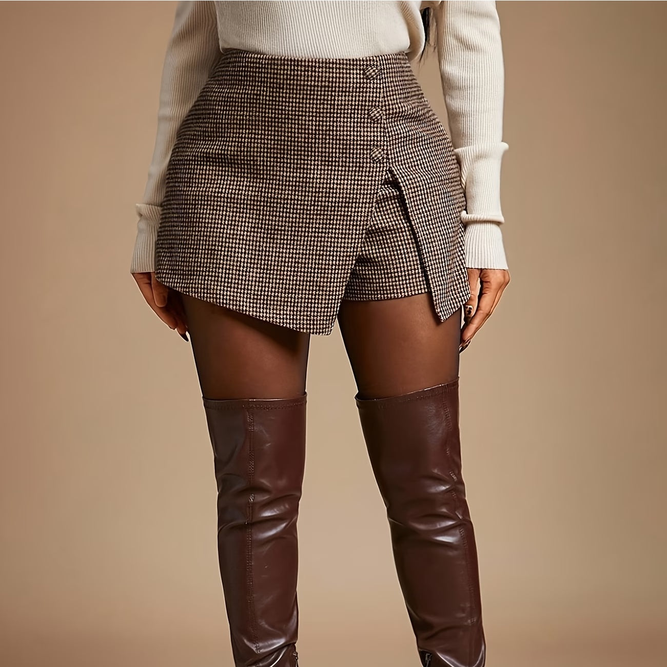 Jupe-short pied-de-poule marron/noir, taille haute, fente et boutons décoratifs