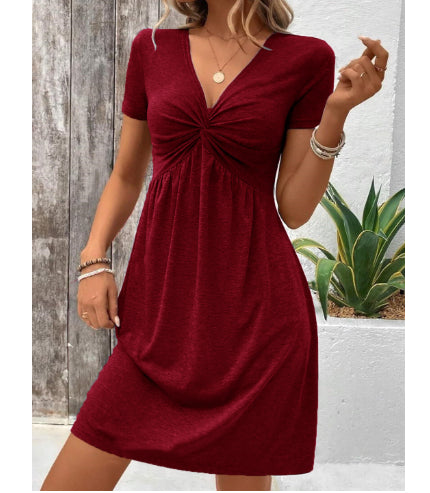 Robe col V manches courtes rouge, nœud twist à la taille.