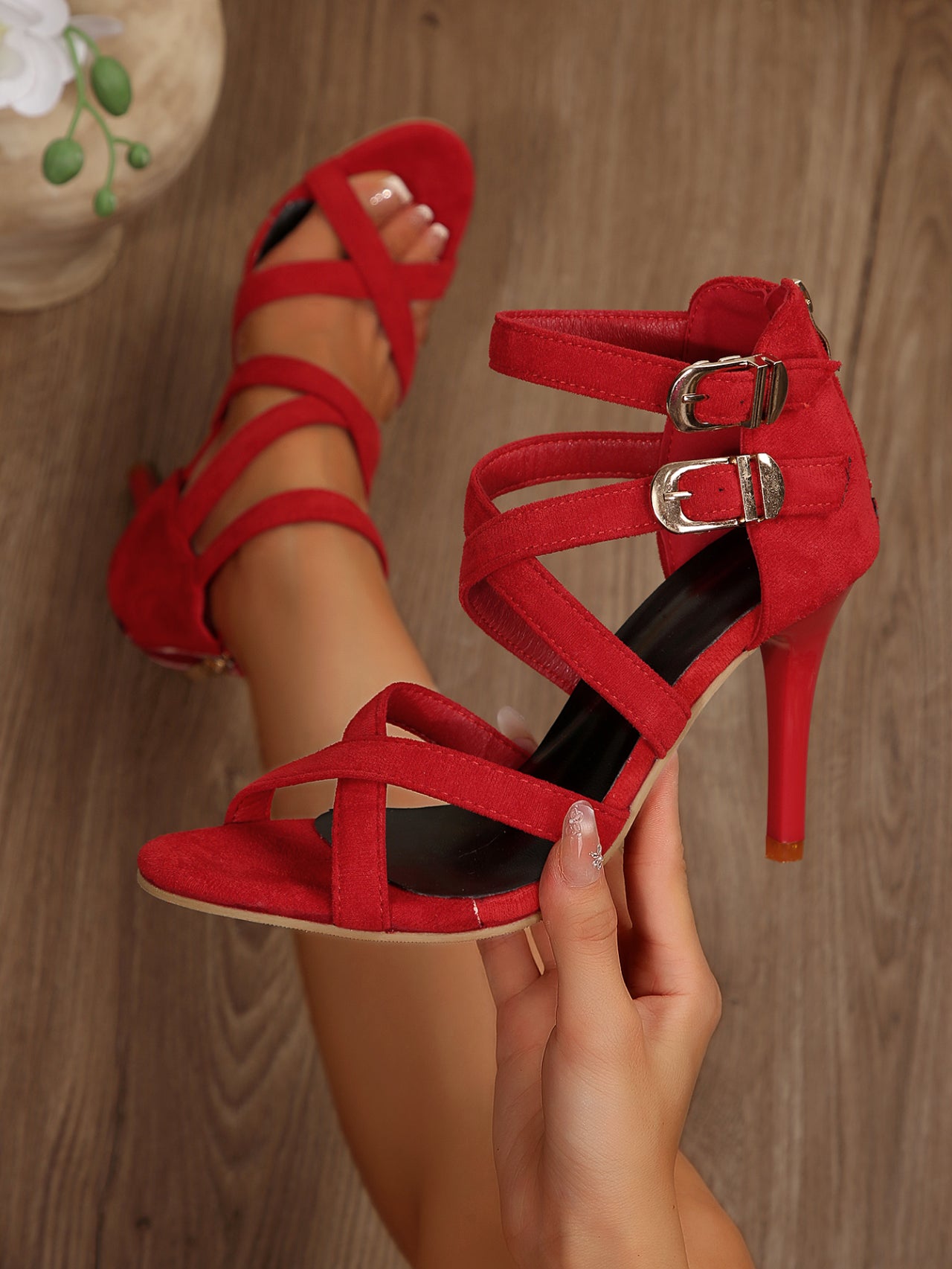 Sandales rouges à talon aiguille, brides croisées, boucle double métallique et dessus daim.