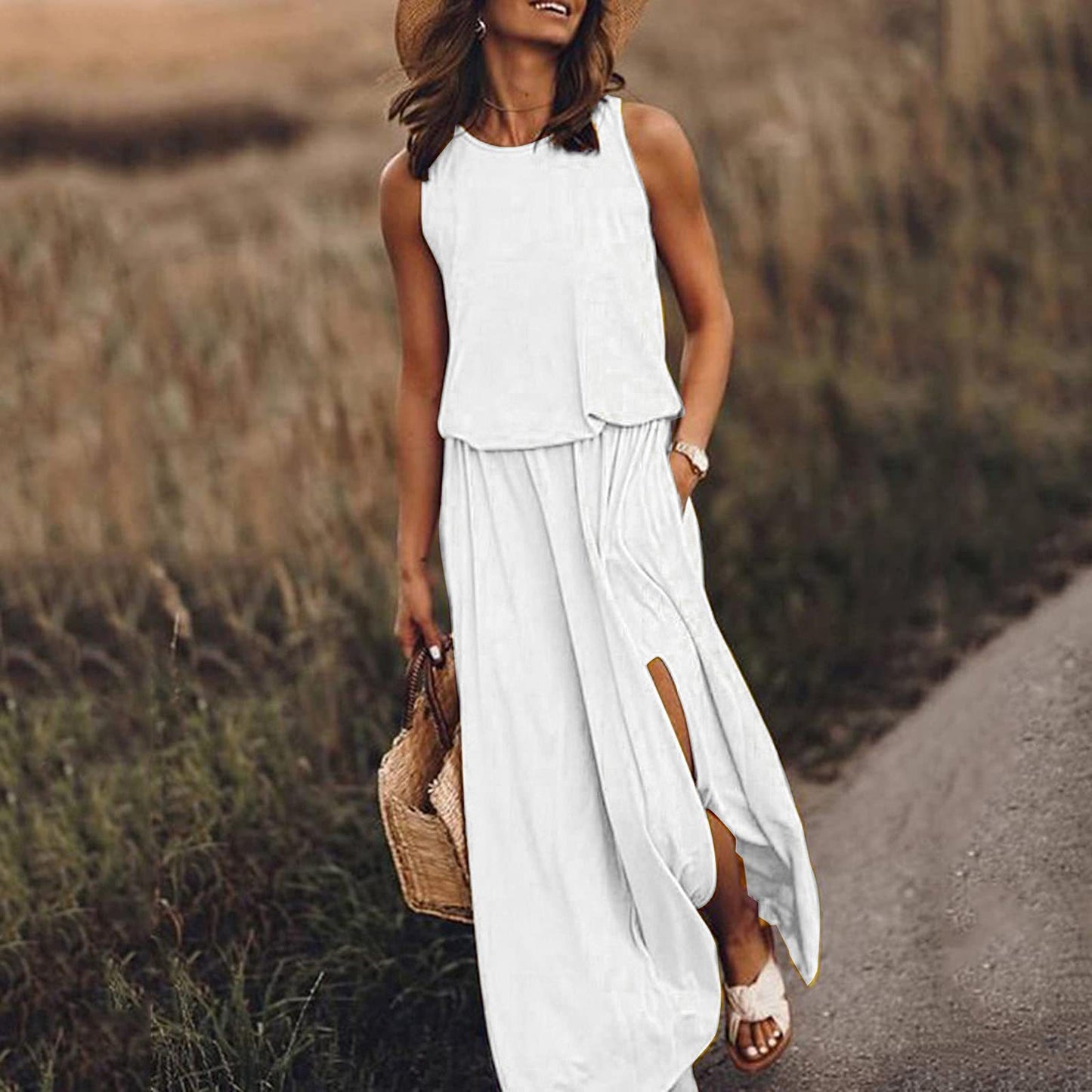 Robe longue sans manches blanche col rond, jupe ample, fente latérale et poches