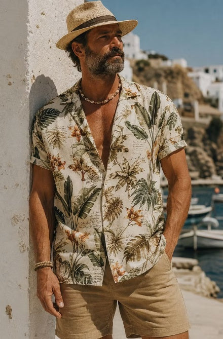Chemise homme à manches courtes, imprimé tropical vintage sur fond clair, col à revers.