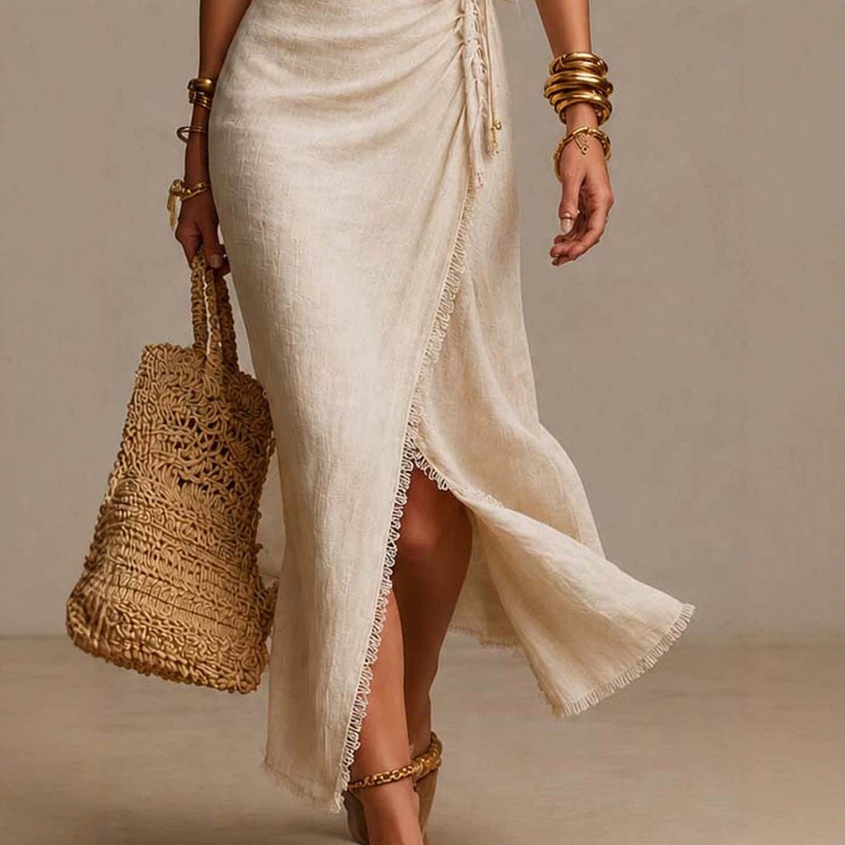 Robe portefeuille beige, vue bas: fente, ourlet asymétrique et bordure festonnée.