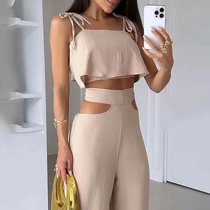 Ensemble deux pièces beige : top à bretelles nouées, pantalon échancré