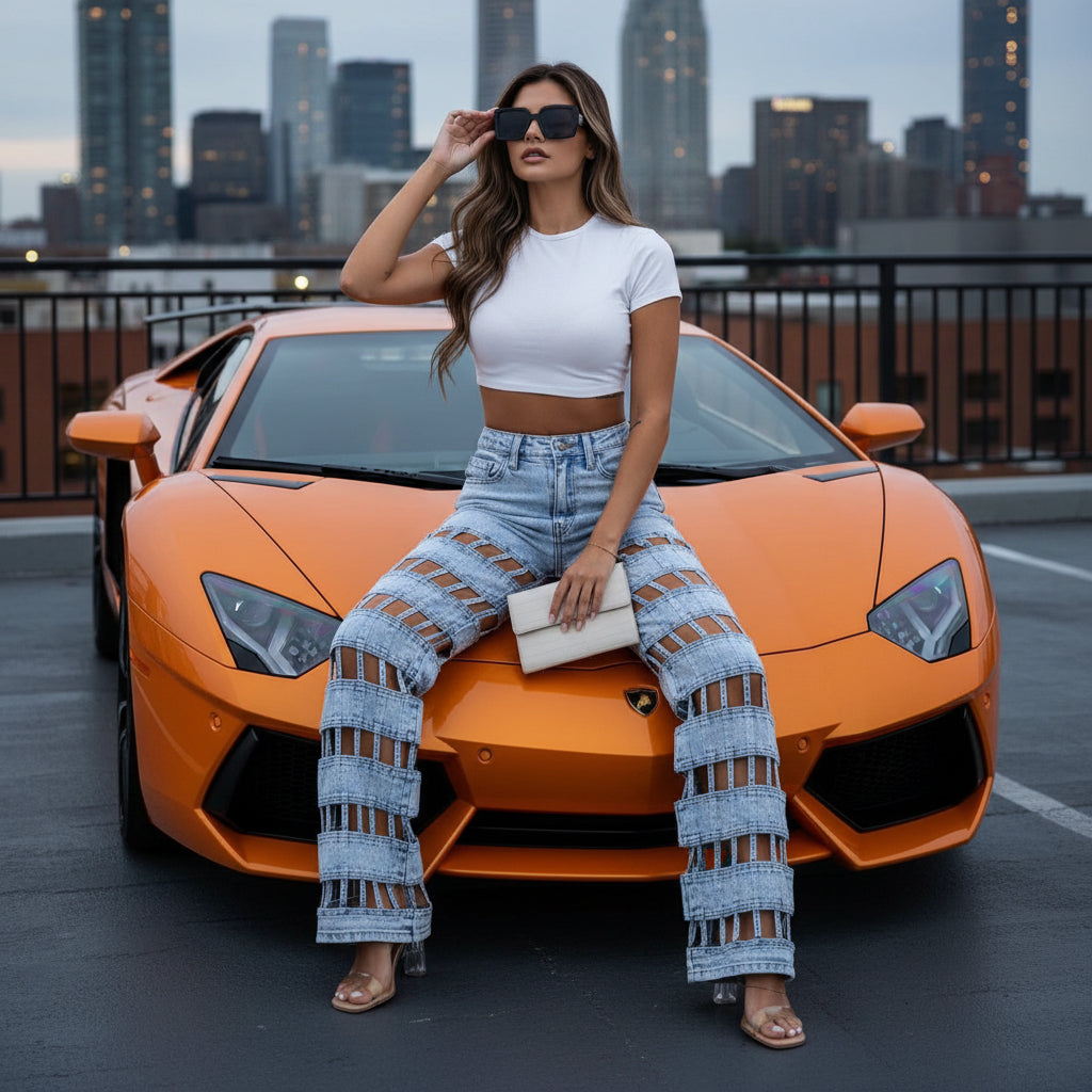 Jean taille haute bleu clair à coupe droite, découpes façon lanières et effet déchiré.