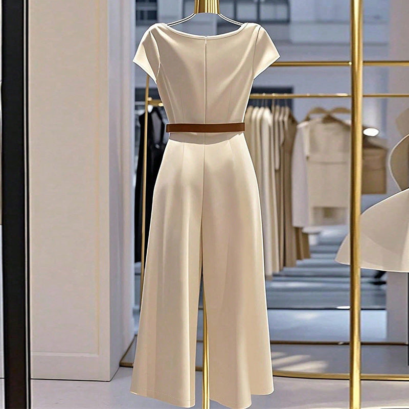 Combinaison satin abricot, manches courtes, encolure drapée, ceinture dorée, jambes larges