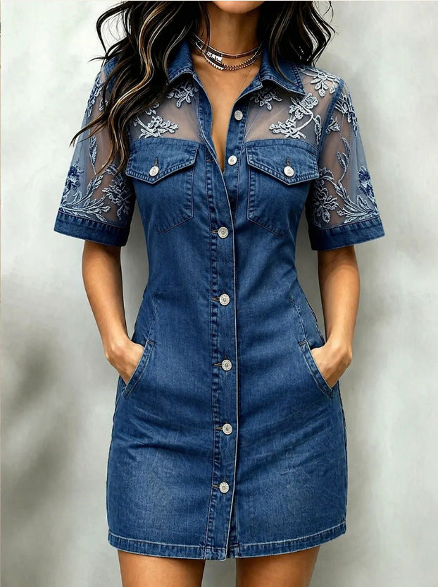 Robe mini en jean bleue, fermeture boutonnée, empiècements en dentelle transparente