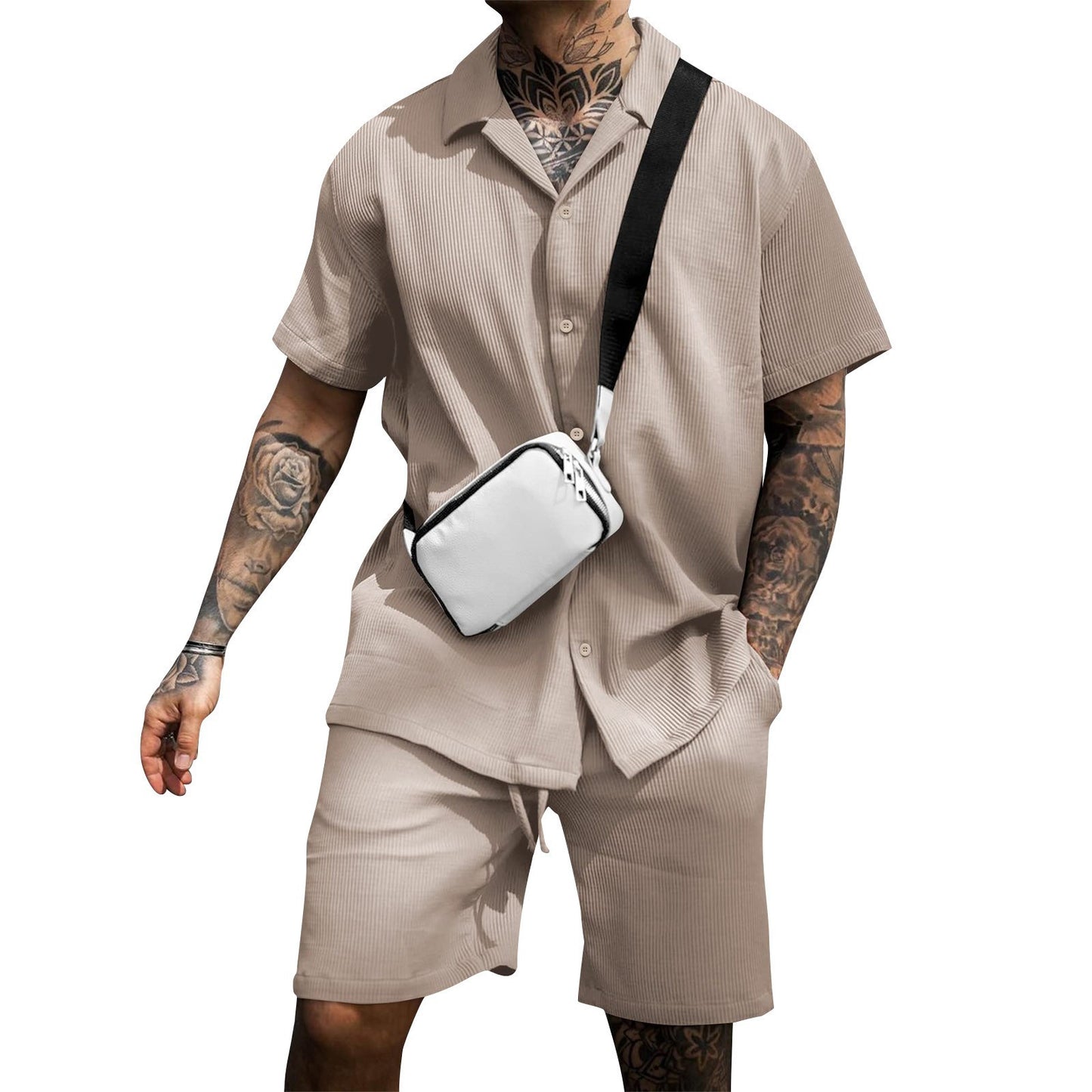 Ensemble polo manches courtes et short beige clair, col boutonné et tissu côtelé