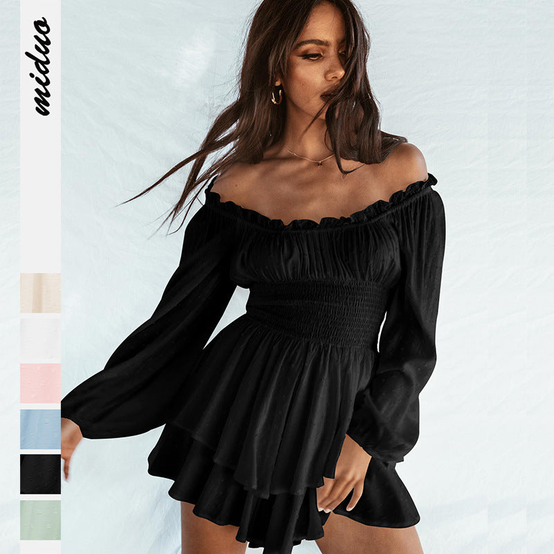 Robe courte noire épaules dénudées, manches longues bouffantes, jupe volantée évasée.