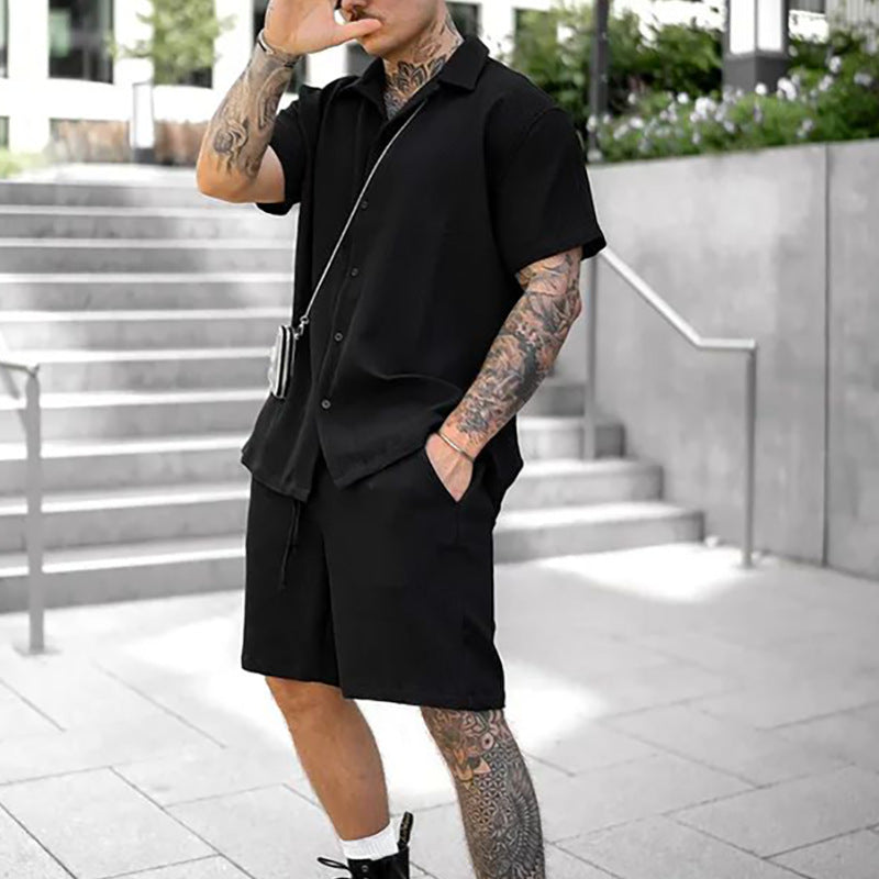 Ensemble polo manches courtes et short noir, col boutonné et coupe décontractée